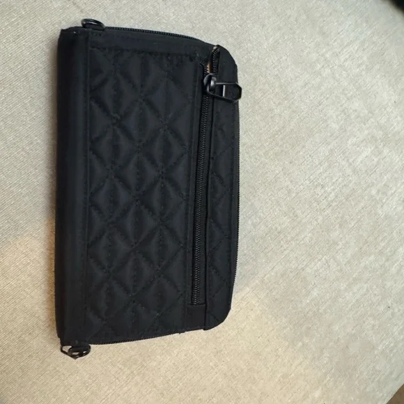 Pacsafe RFIDsafe W200 RFID-Blocking Travel Wallet (Black) - Picture 3 of 5